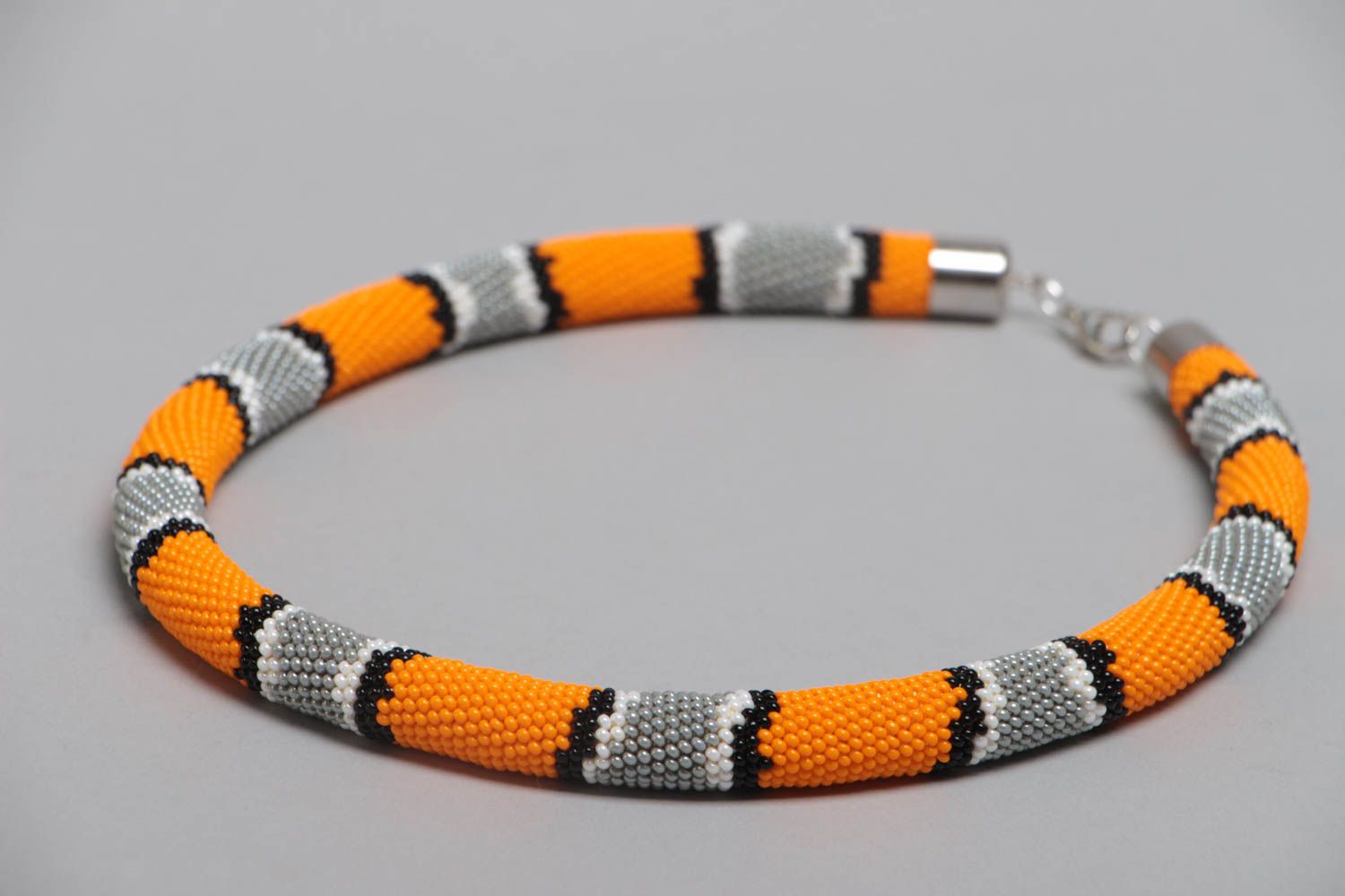 Collier spirale en perles de rocaille orange gris fait main motif serpent photo 3
