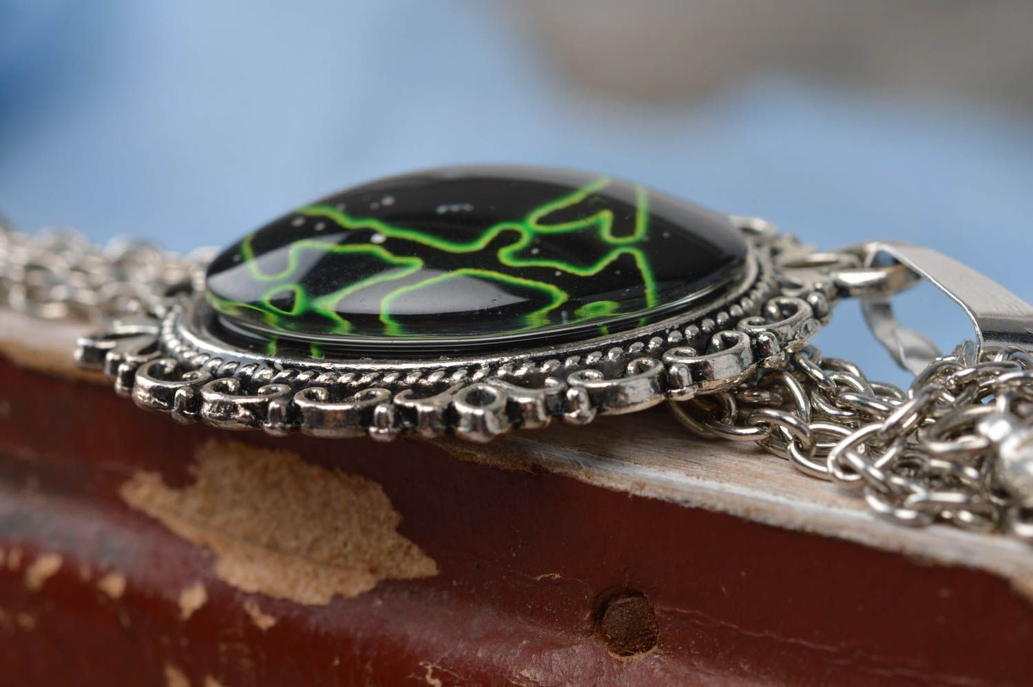 Pendentif en verre et métal ovale noir vert avec chaînette fait main   photo 2