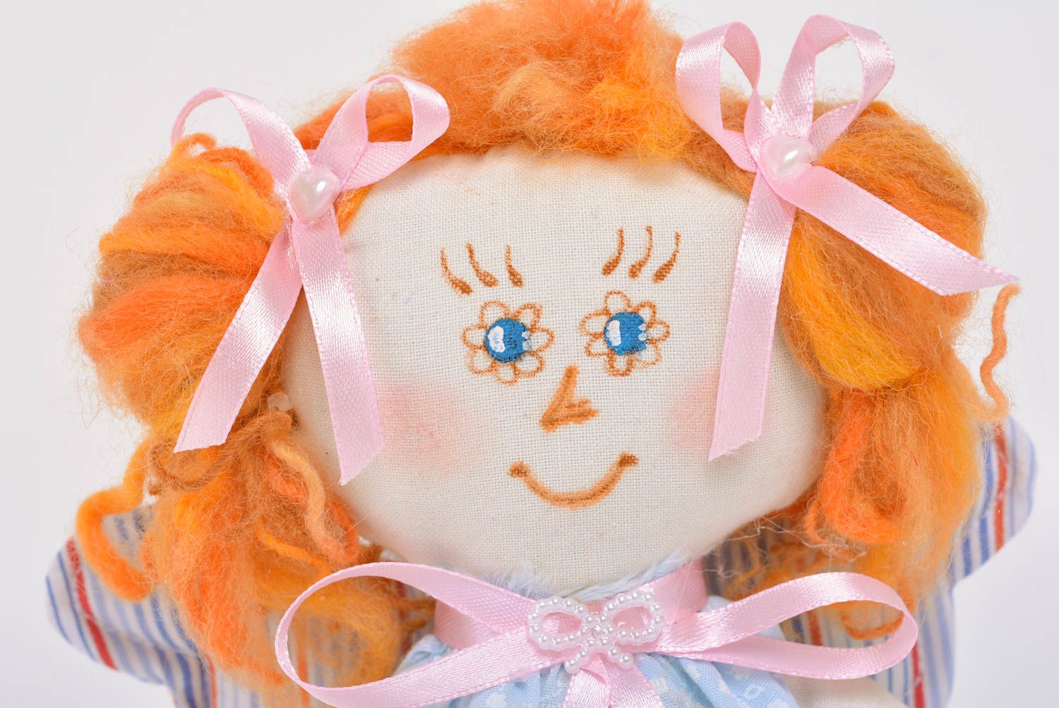 Kleine schöne Spielzeug Puppe aus Stoff mit roten Haaren handgefertigt foto 2
