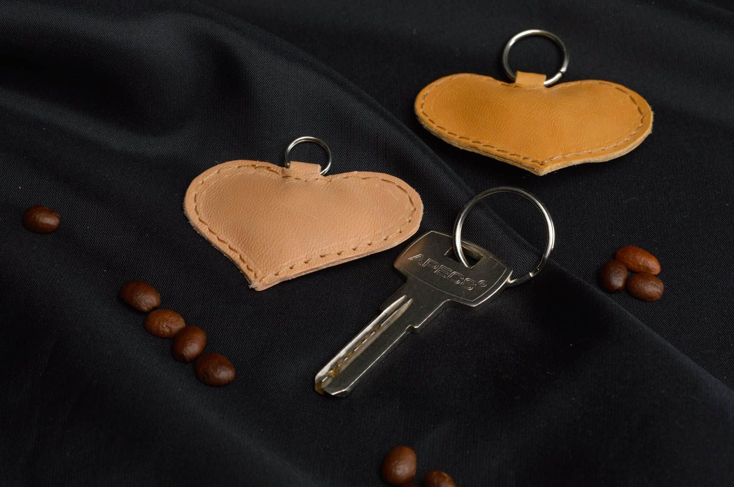 Porte-clés en forme de coeur en cuir naturel beige fait main muni d'un anneau photo 1
