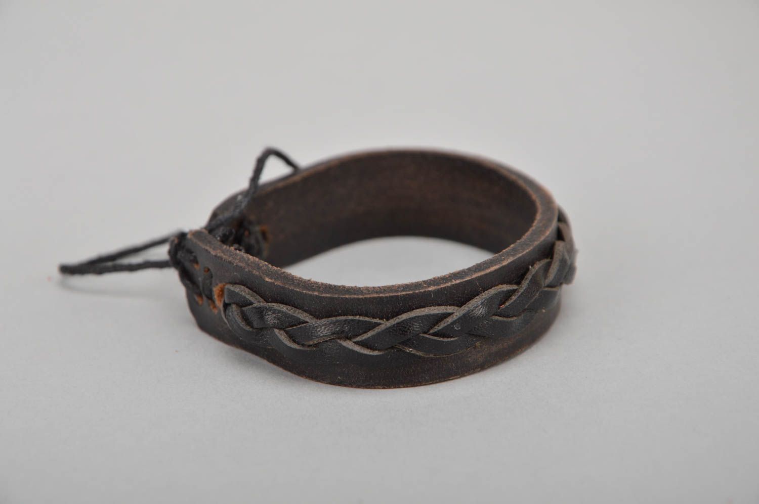 Handmade laconic black genuine leather thin wrist bracelet unisex accessory photo 5