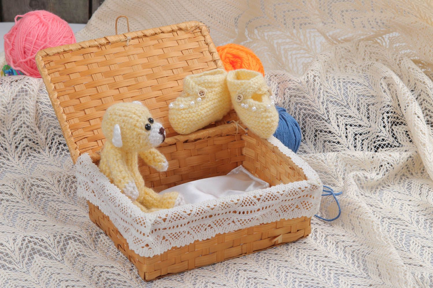 Handmade Neugeborenen Set Baby Häkelschuhe und Spielzeug Bär Geschenk zur Geburt foto 1