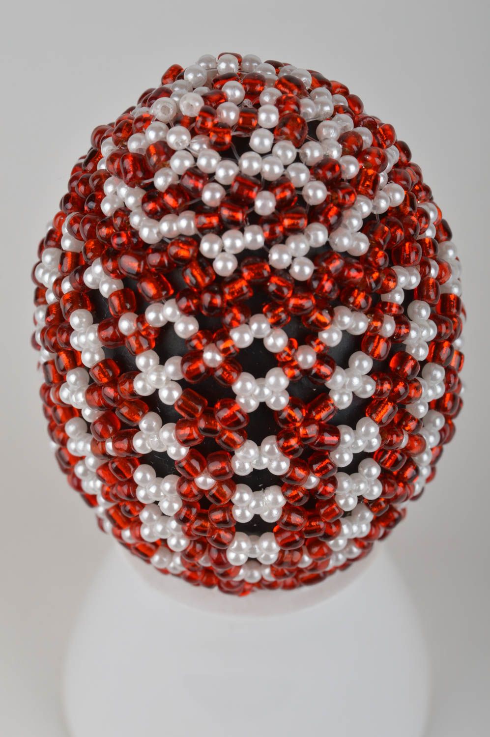 Oeuf de Pâques décoratif fait main original en perles de rocaille rouge blanc photo 2