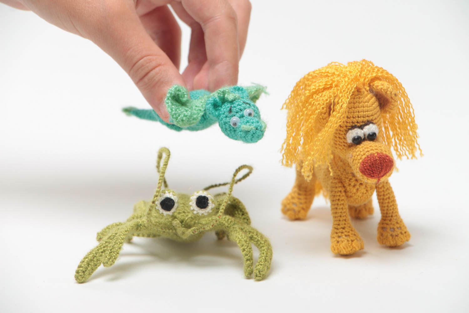 Мягкие вязаные игрушки набор из 3 штук ручной работы лев дракон и рак детские фото 5