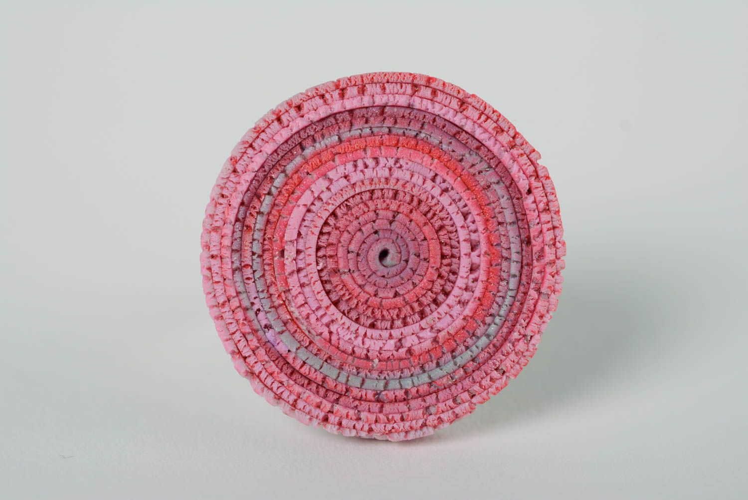 Кольцо из полимерной глины ручной работы круглое розовое рваный край красивое фото 1