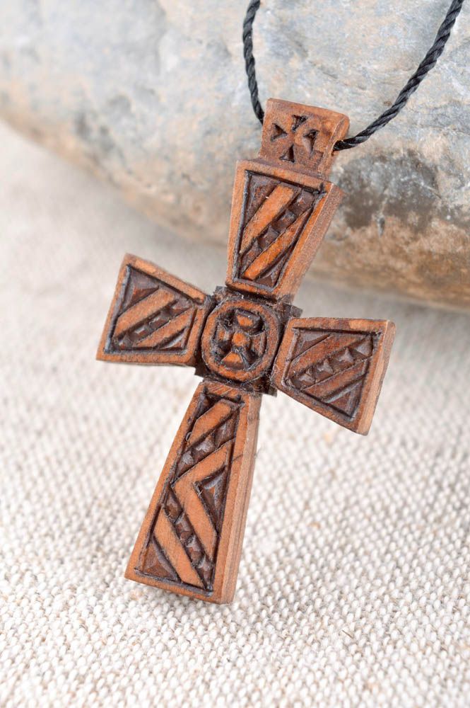 Handmade Kreuz Anhänger braun Designer Schmuck Kreuz aus Holz mit Schnitzerei foto 1