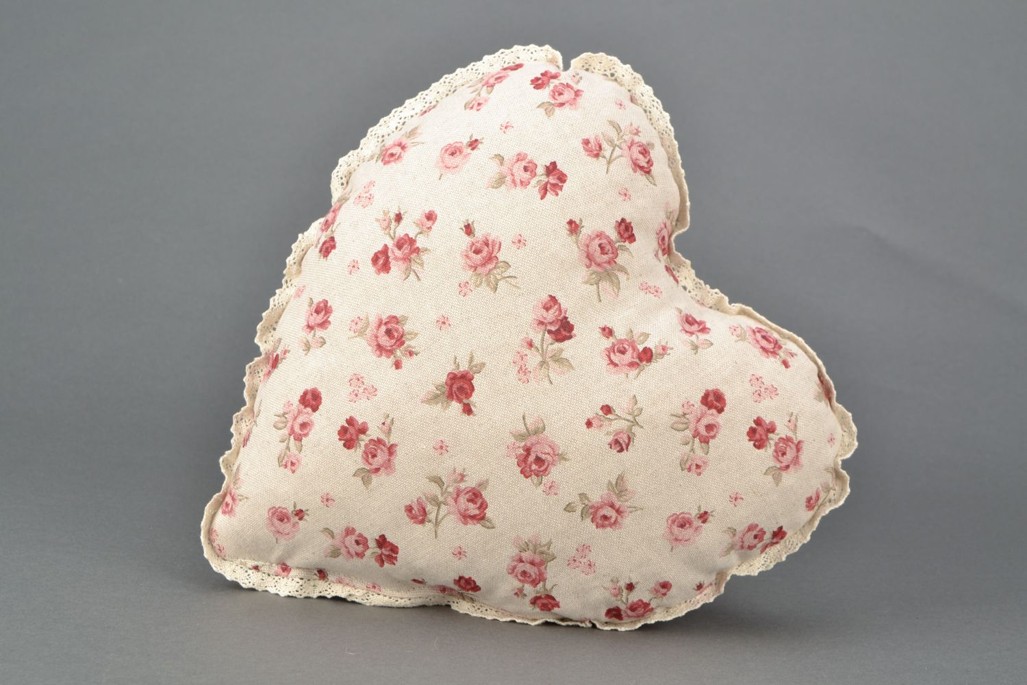 Coussin décoratif en coton blanc à motif fleurs fait main en forme de coeur photo 1
