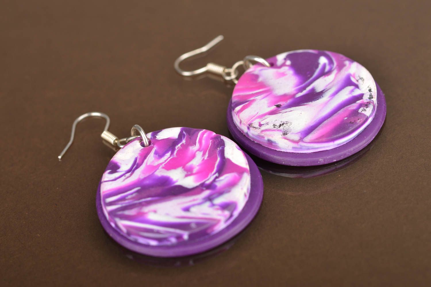 Belles boucles d'oreilles violettes pendantes faites main en pâte polymère photo 3