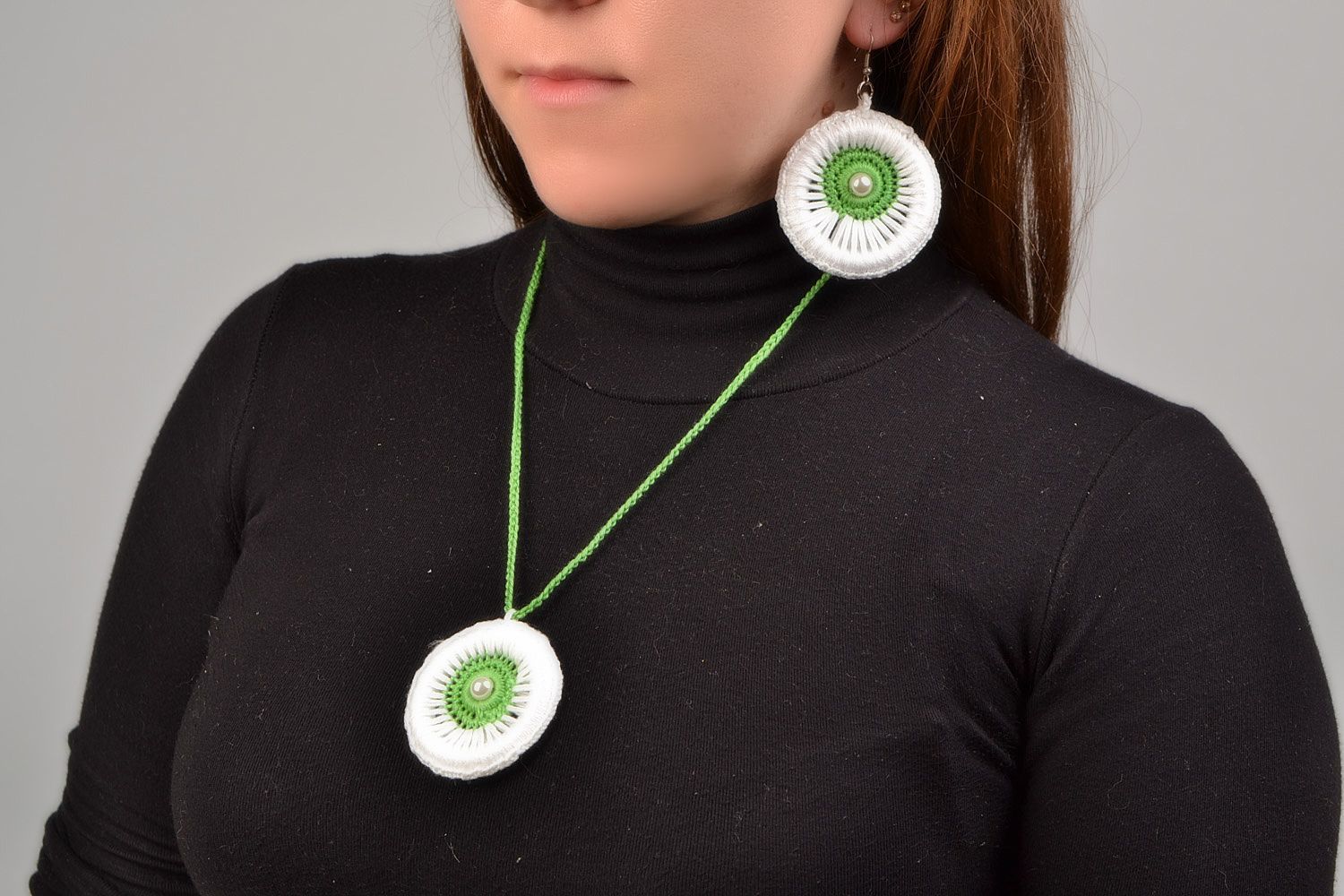 Textil Schmuckset Lange Ohrringe und 
Anhänger aus Fäden geflochten in Weiß und Grün handmade foto 1