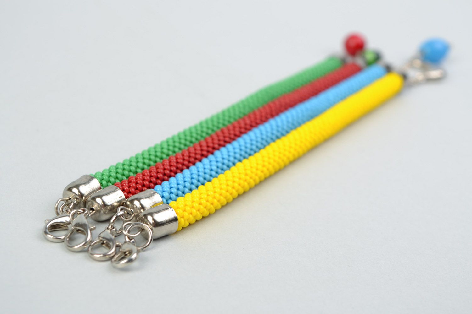 Quatre bracelets crochetés en perles de rocaille bleu jaune rouge vert fait main photo 5