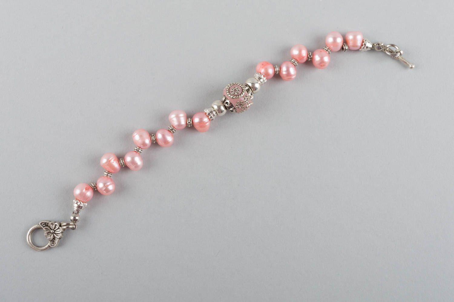 Pulsera femenina de perlas y latón hecha a mano rosada hermosa original foto 3