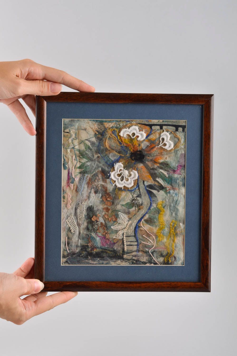 Декор для дома ручной работы картина в раме настенное панно из ткани красивое фото 5