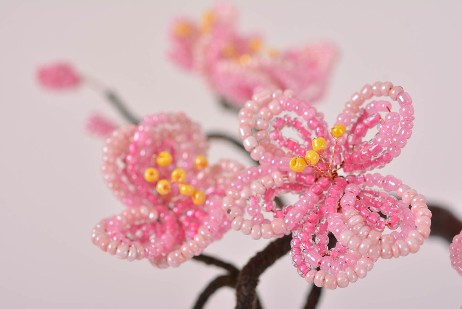 Дерево из бисера ручной работы сакура из бисера бонсай из бисера розовая сакура фото 2