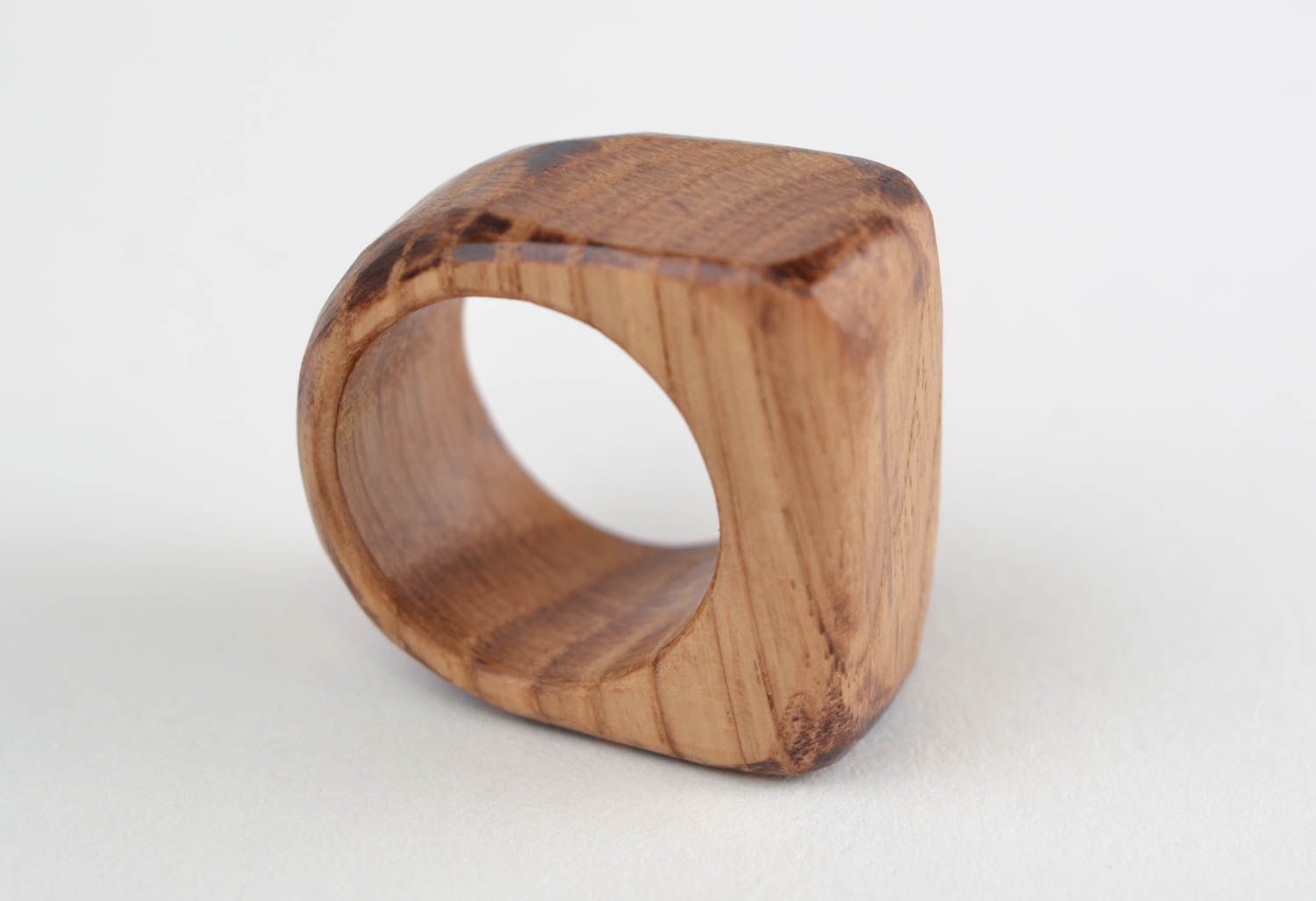 Резное кольцо деревянное светлое стильное объемное красивое унисекс хэнд мейд фото 3