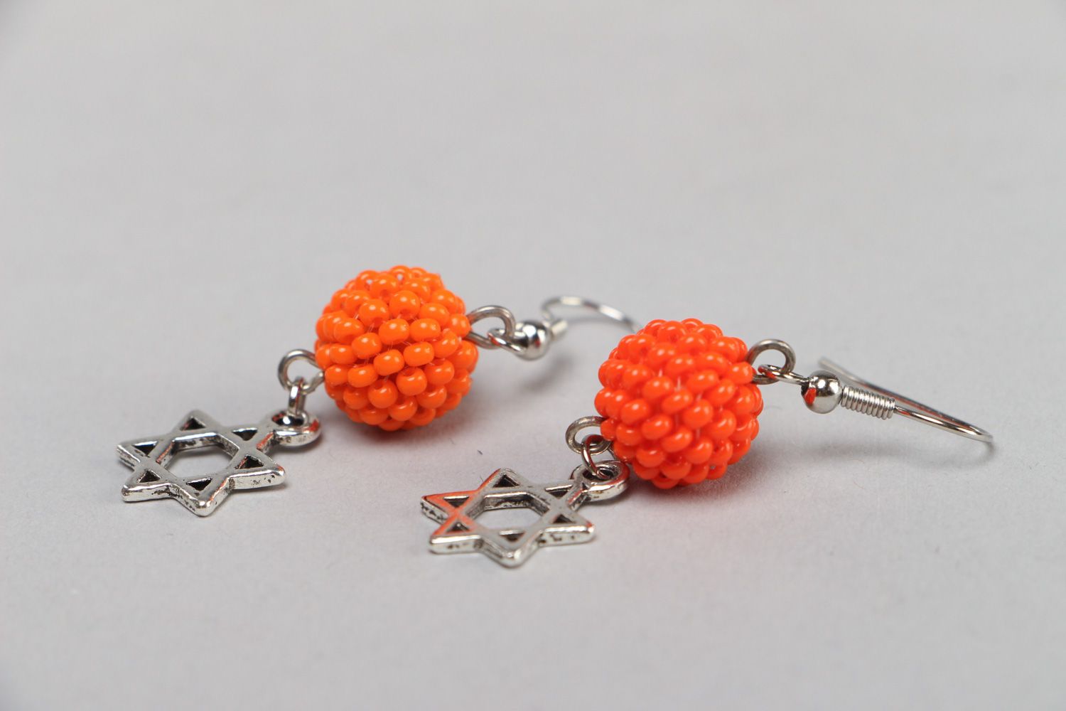 Orangenfarbige handgemachte Ohrringe aus Glasperlen mit Anhängern aus Metall Davidstern foto 2