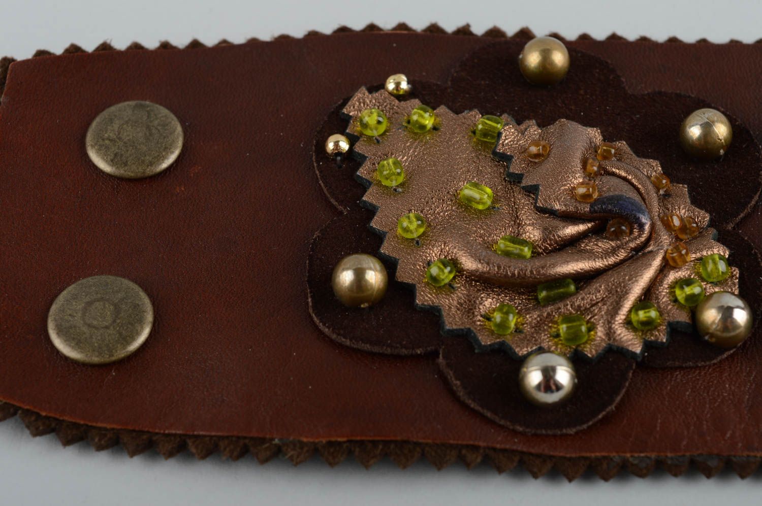 Кожаный браслет декорированный замшей и бисером с цветками ручной работы фото 4
