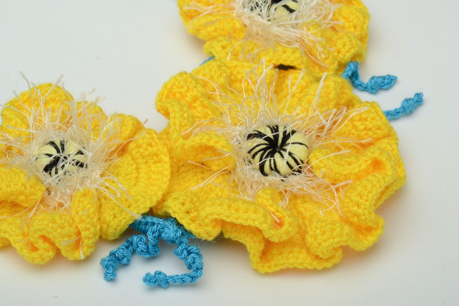 Gros collier tricoté au crochet design avec fleurs fait main jaune bleu  photo 3