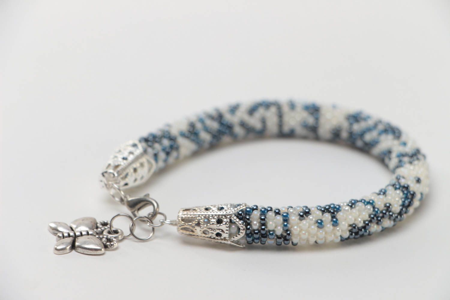 Bracelet spirale en perles de rocaille tchèques fait main avec breloque papillon photo 3
