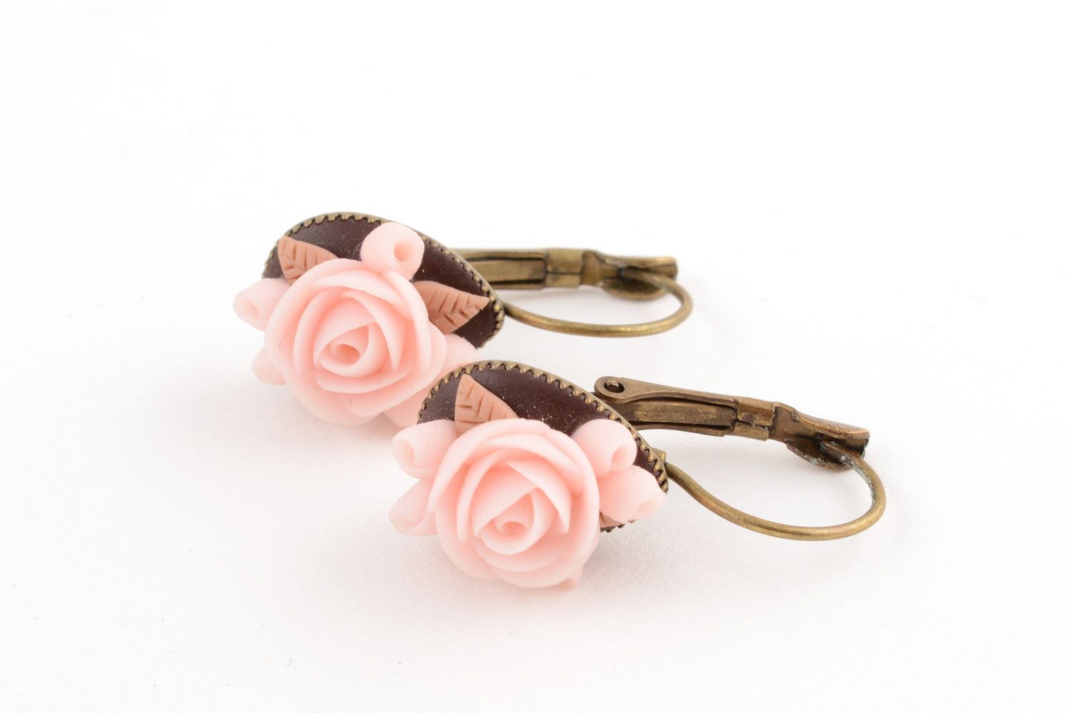 Boucles d'oreilles en pâte polymère avec roses roses faites main délicates photo 3