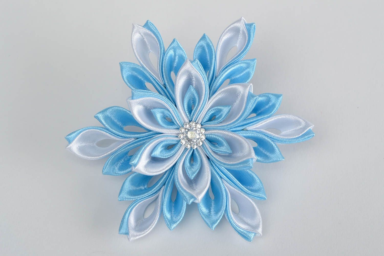 Резинка для волос с цветком в технике канзаши для девочки голубая ручной работы фото 3