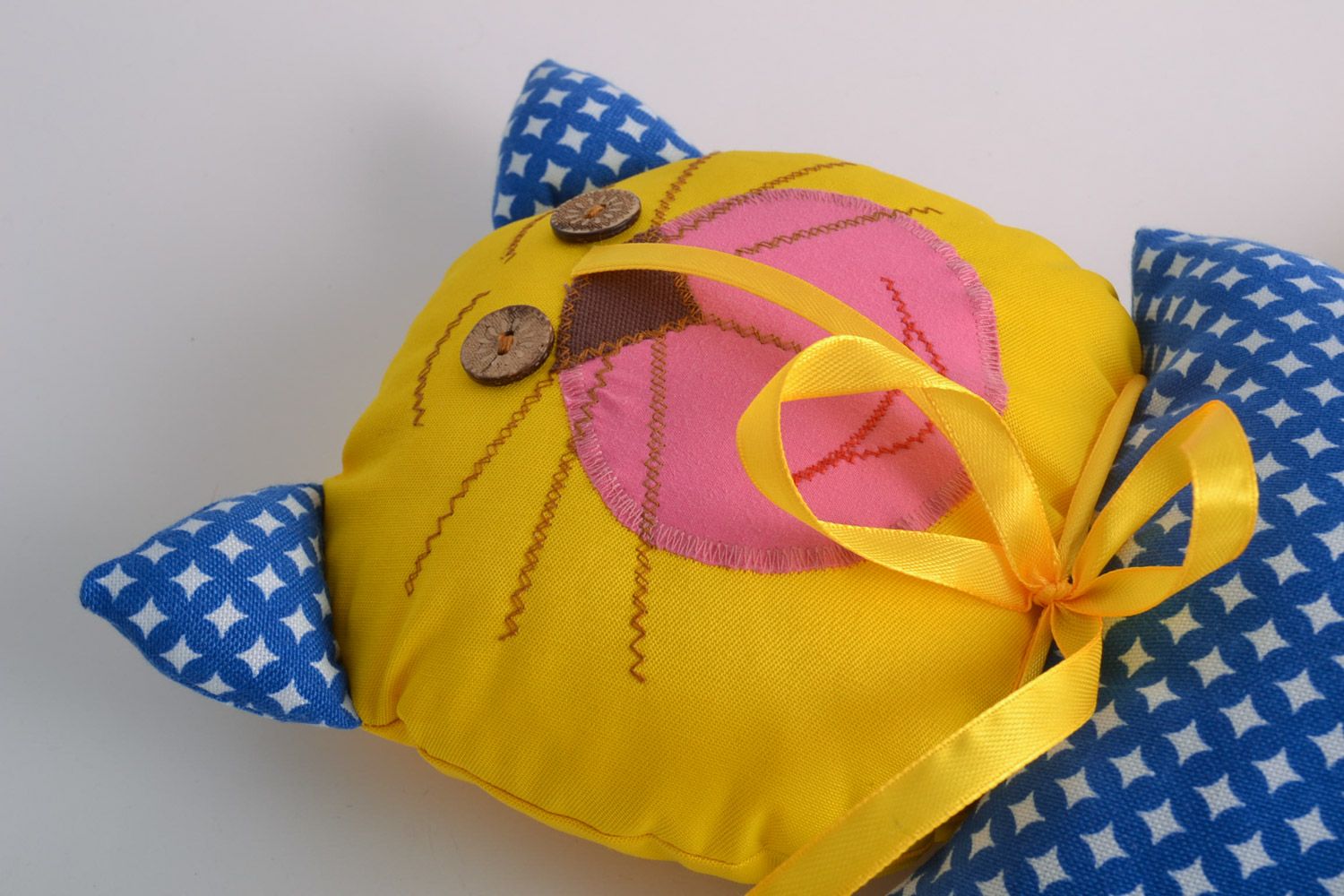 Интерьерная игрушка-подушка в виде кота ручной работы желтая с голубым большая фото 2