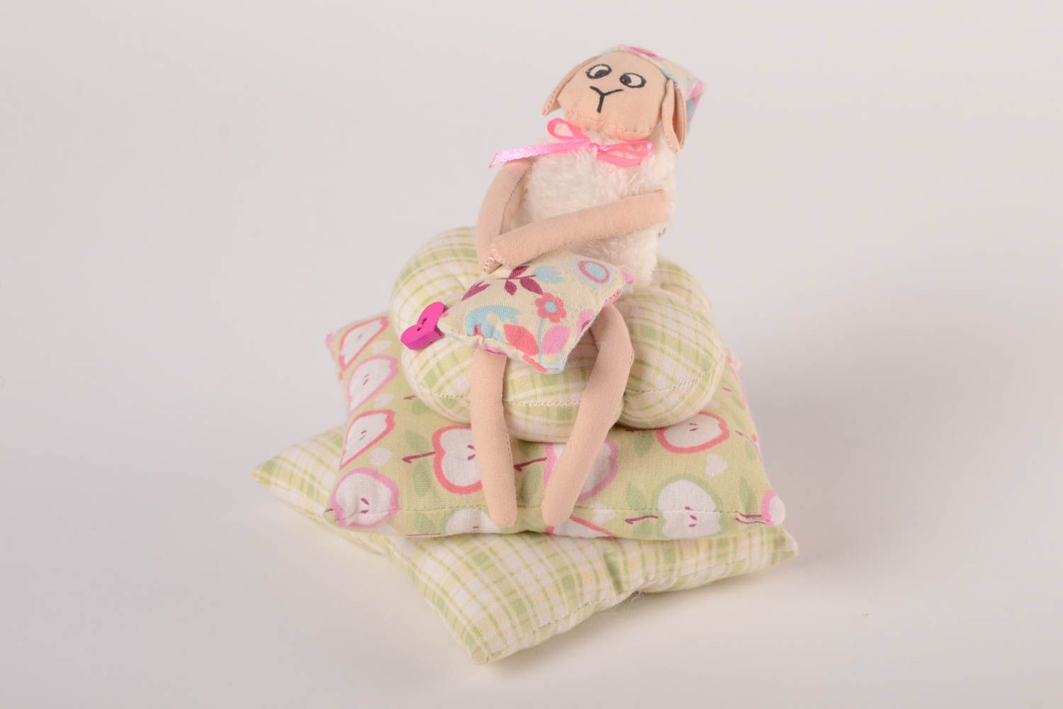 Schönes Plüsch Schaf auf Kissen handmade Stoff Kuscheltier Geschenk für Kinder  foto 1