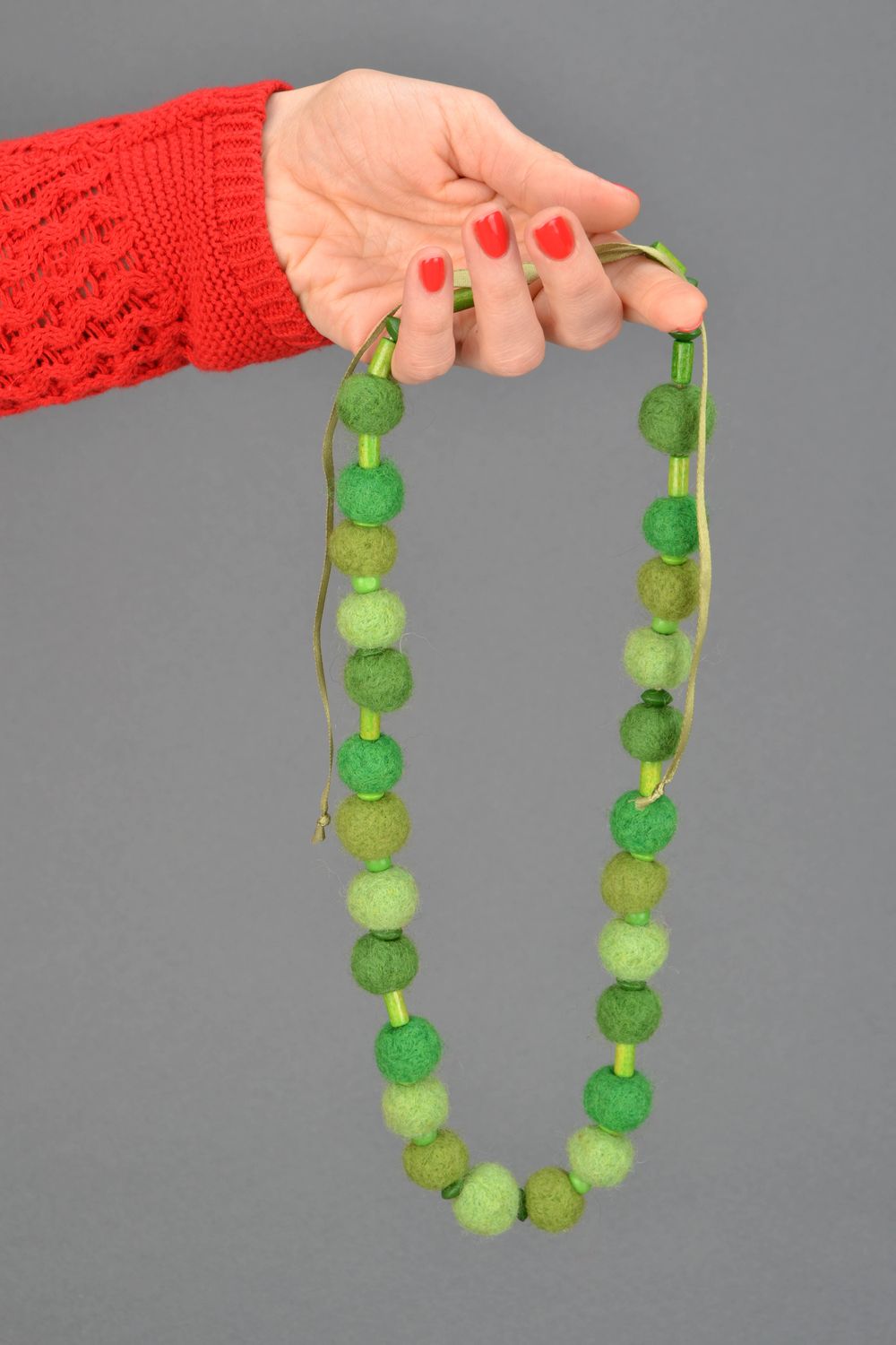 Green wool bead necklace photo 2