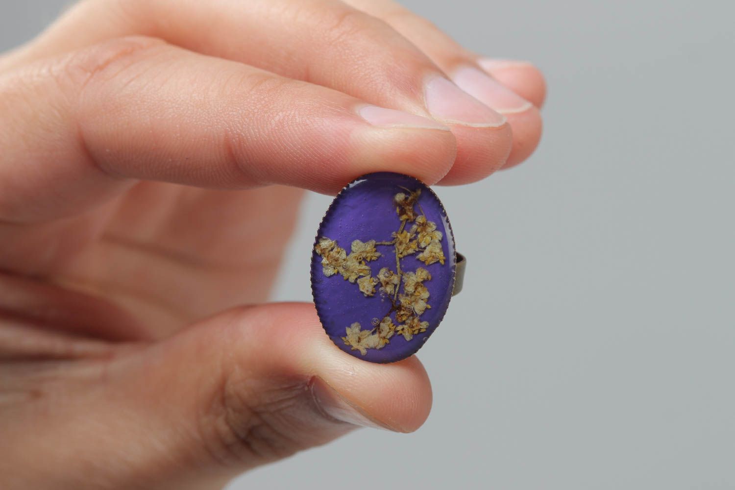 Кольцо из стекловидной глазури с сухоцветами внутри фиолетовое ручной работы фото 5
