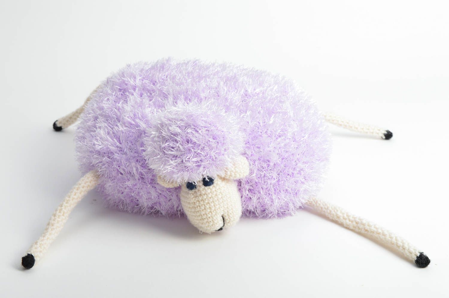 Смешная авторская вязаная игрушка в виде фиолетовой овечки для детей и декора фото 3