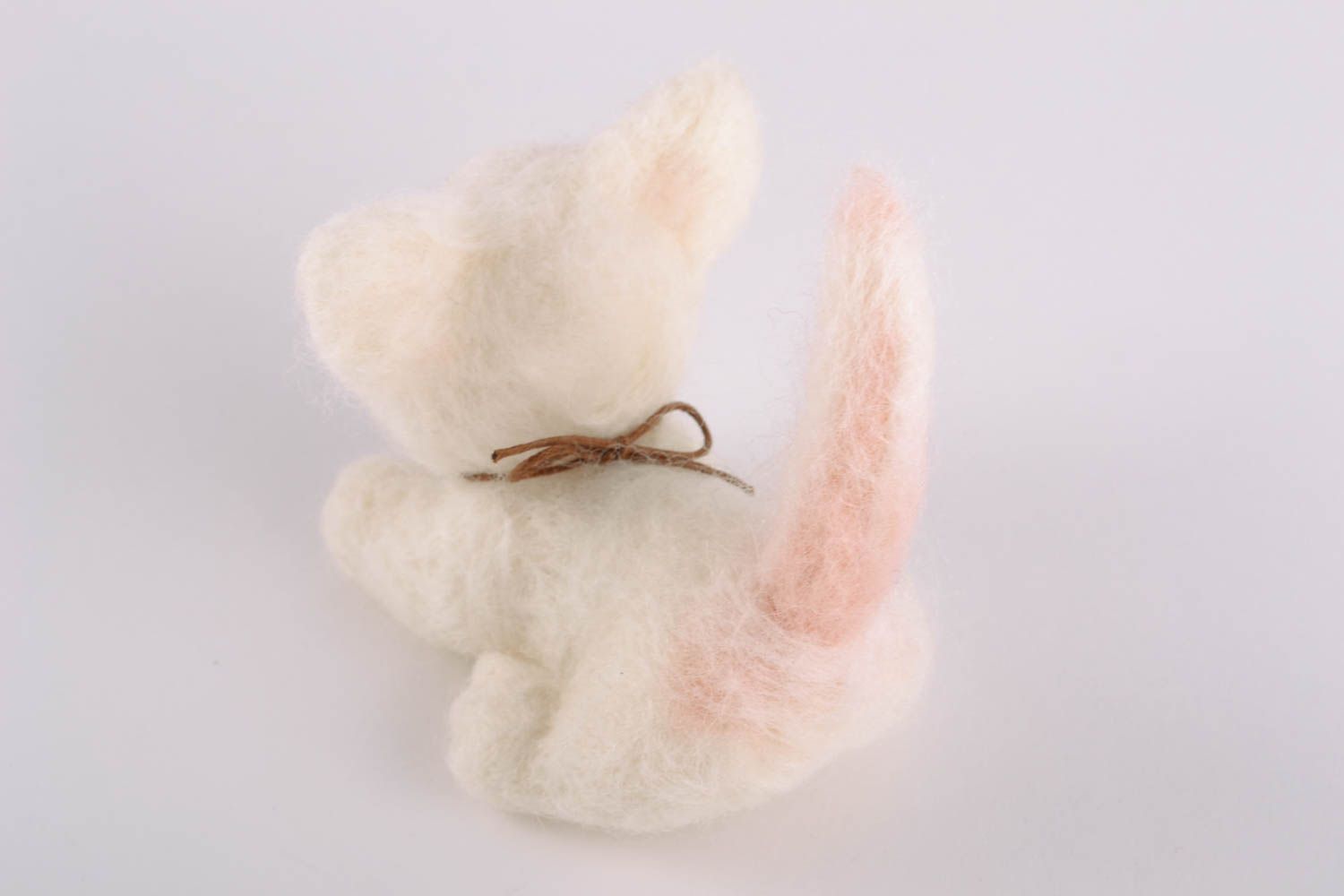 Petit jouet mou chat blanc en laine feutrée fait main cadeau pour enfant photo 5