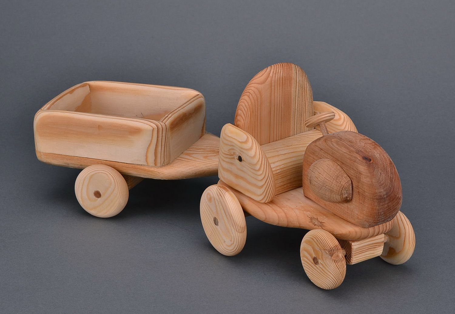 Figurilla de madera en forma de tractor con remolque foto 1