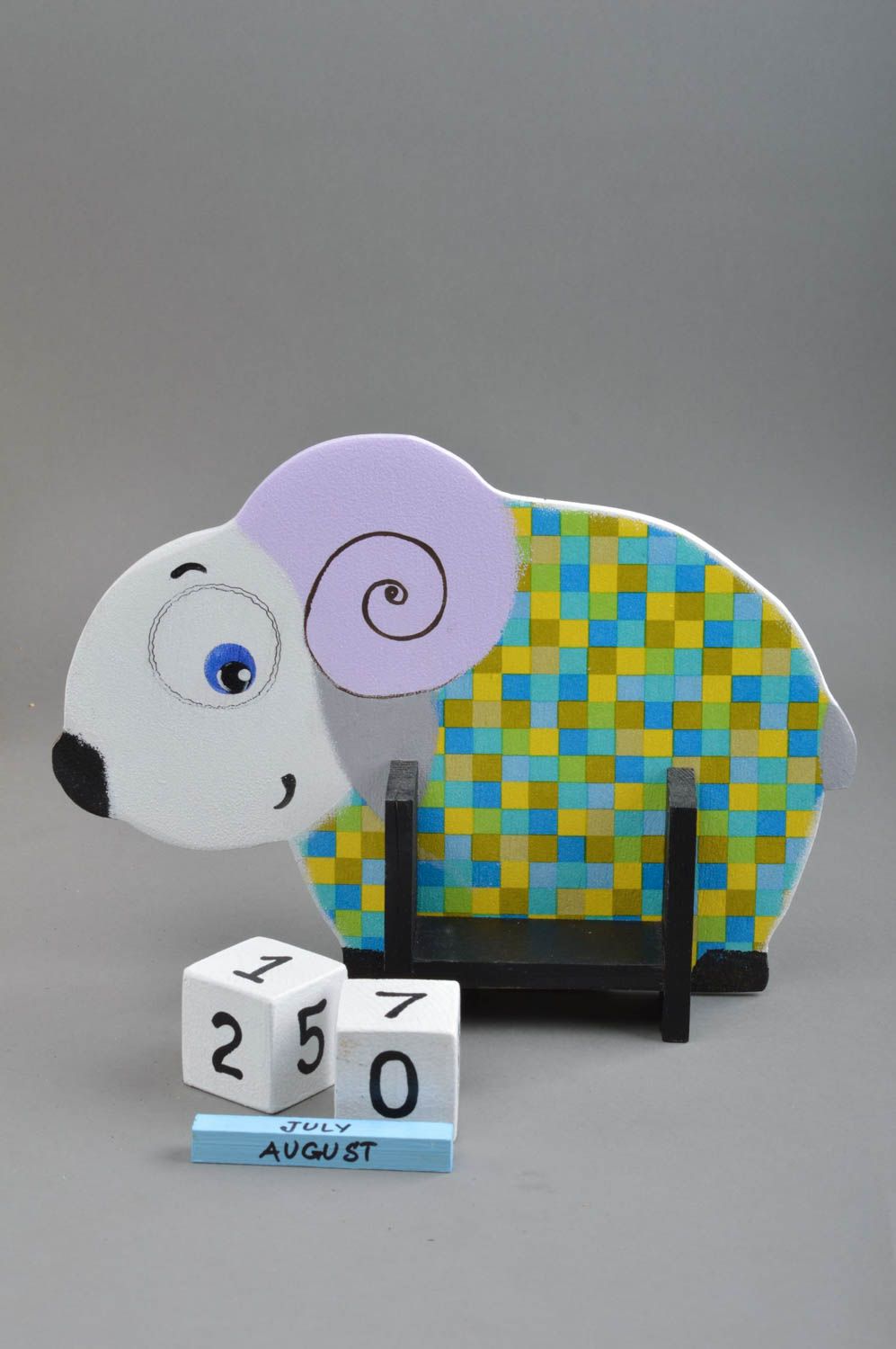 Calendrier perpétuel avec cubes en bois fait main pour enfant mouton à carreaux photo 3