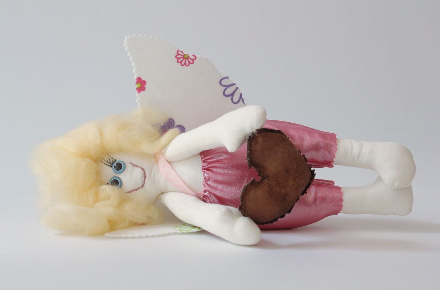 Bambola morbida in cotone fatta a mano pupazzo tessile angelo con cuore bello foto 2