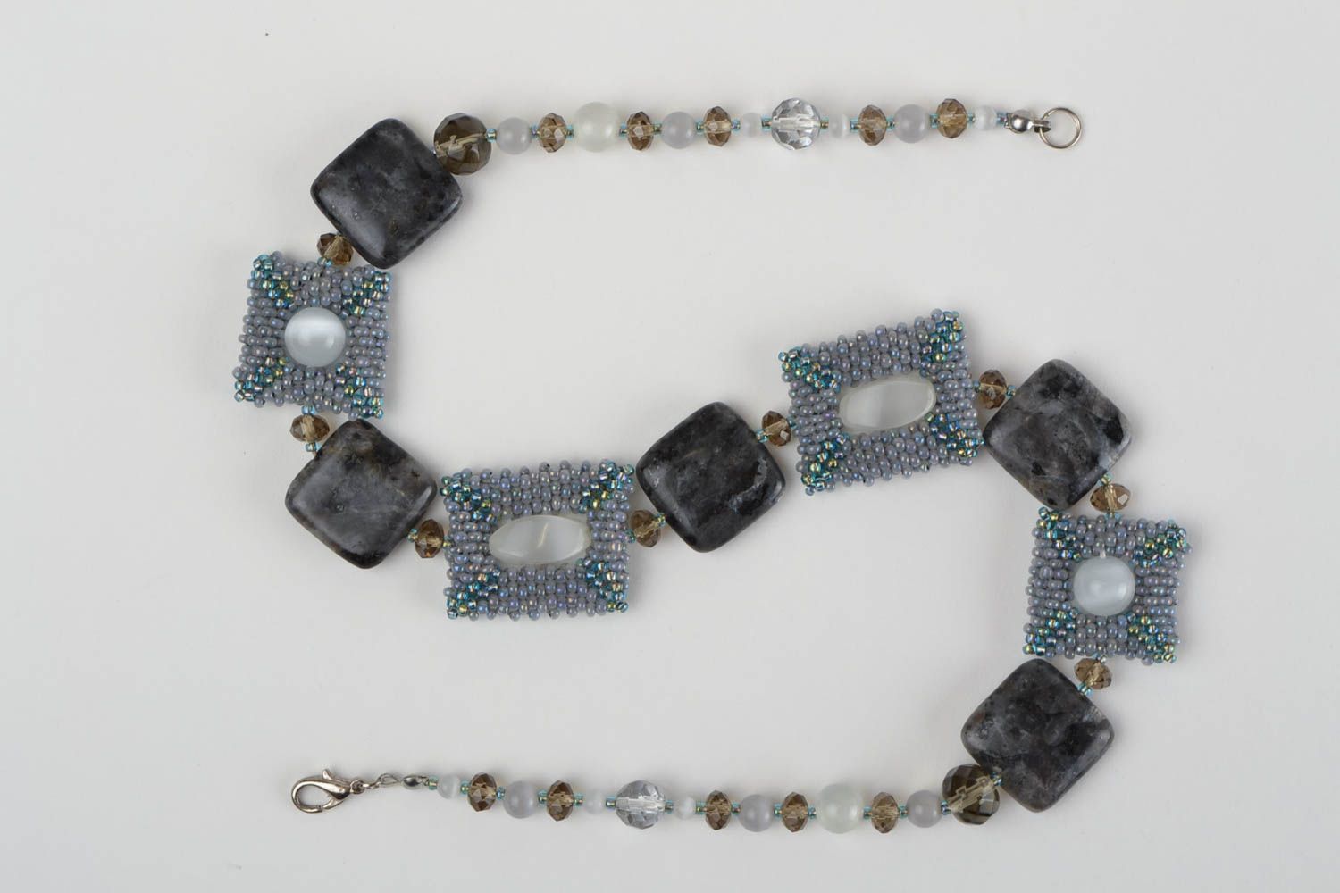 Строгое ожерелье из бисера и натуральных камней ручной работы серое плетеное фото 2