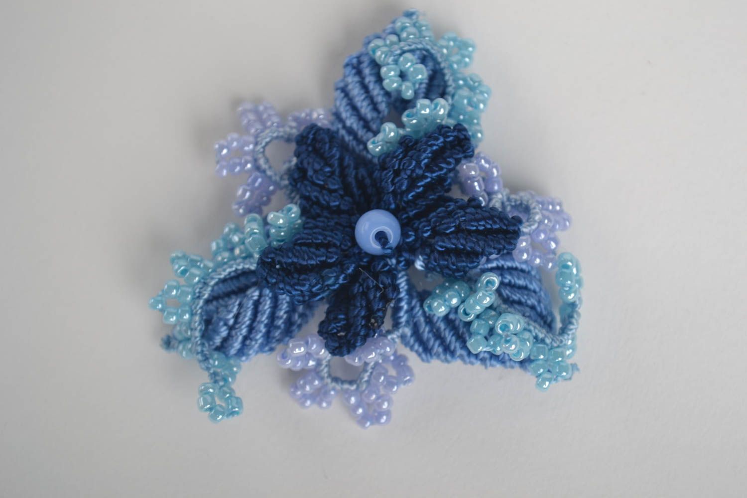 Broche fantaisie Bijou fait main fleur bleue perles fils Accessoire femme photo 2