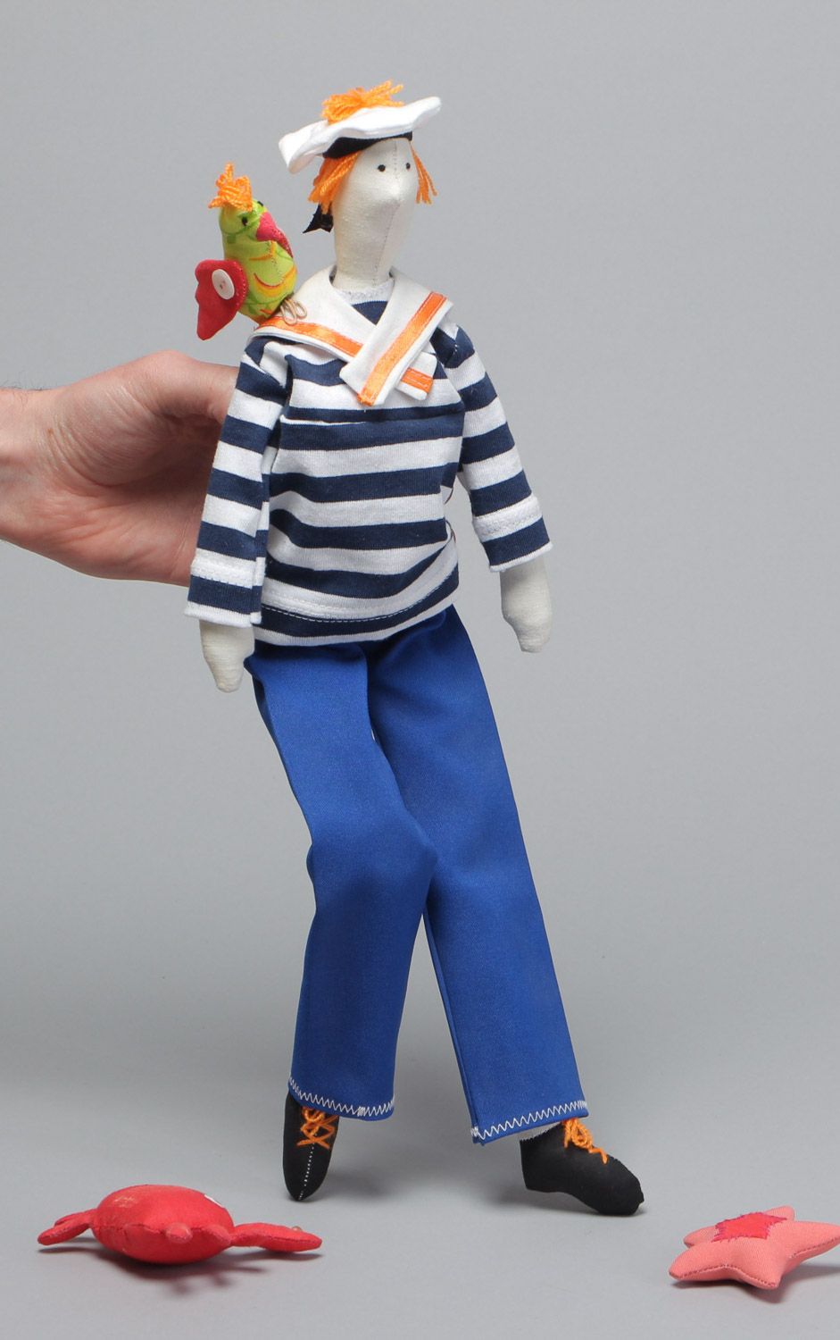 Мягкая игрушка из натурального материала ручной работы в виде моряка с попугаем фото 5