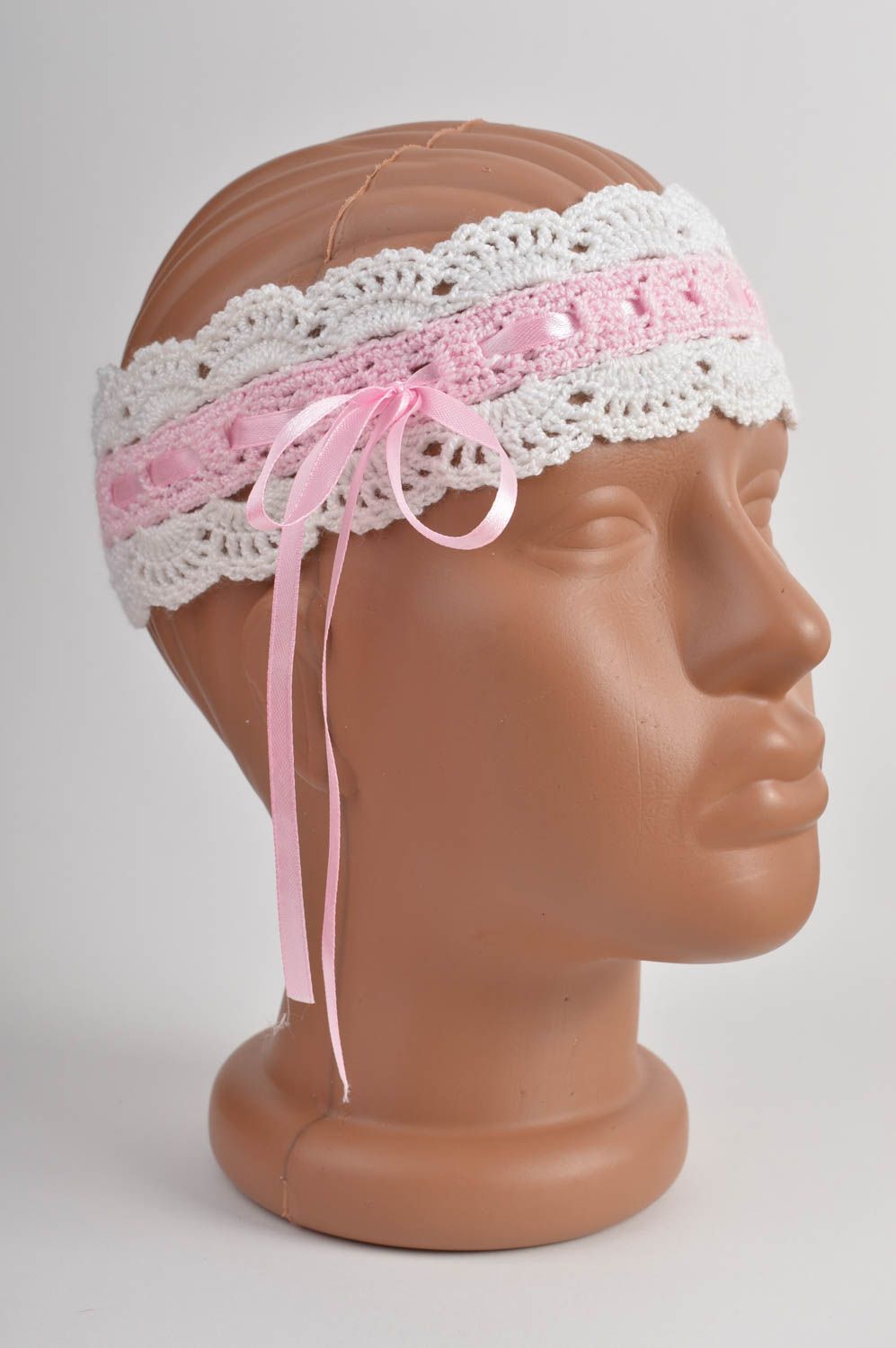 Bandeau cheveux Accessoire pour fille fait main blanc rose tricoté Cadeau enfant photo 2