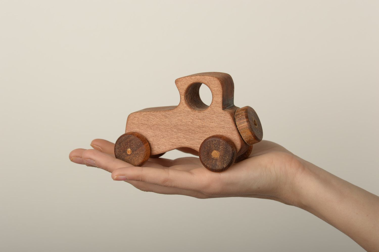 Fahrzeug aus Holz Auto aus Holz handmade Geschenk für Kinder poliert originell foto 5