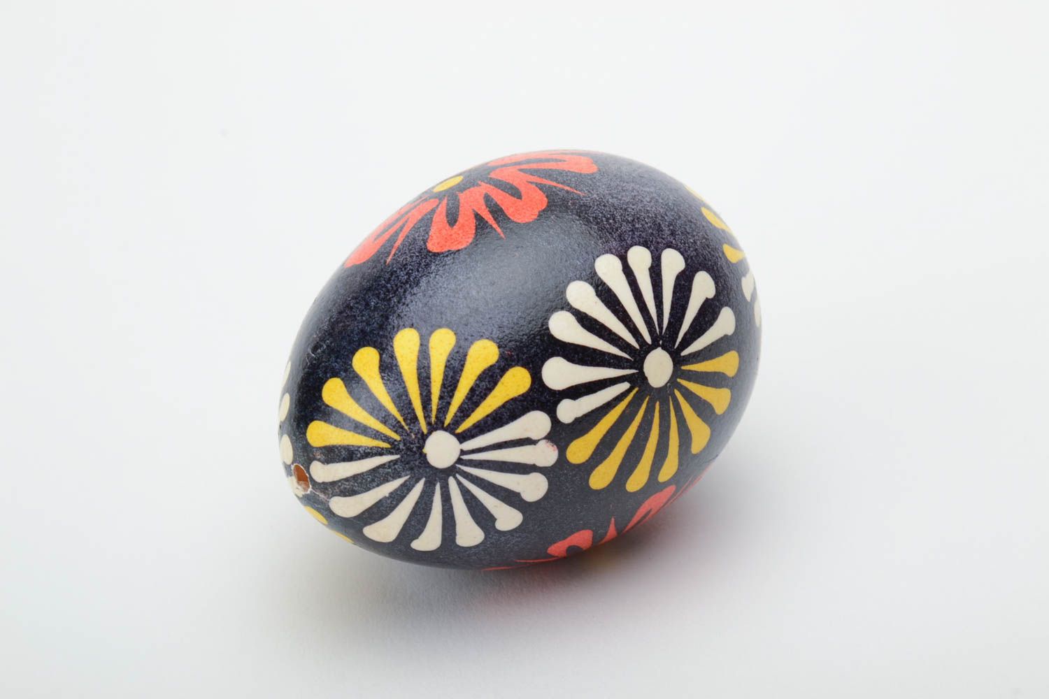 Huevo de Pascua pintado en la técnica de encerado artesanal negro con flores foto 2