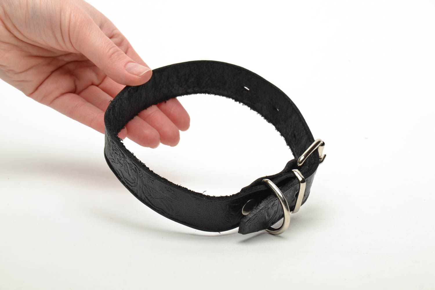 Schwarzes Halsband für Hund mit Prägung foto 5