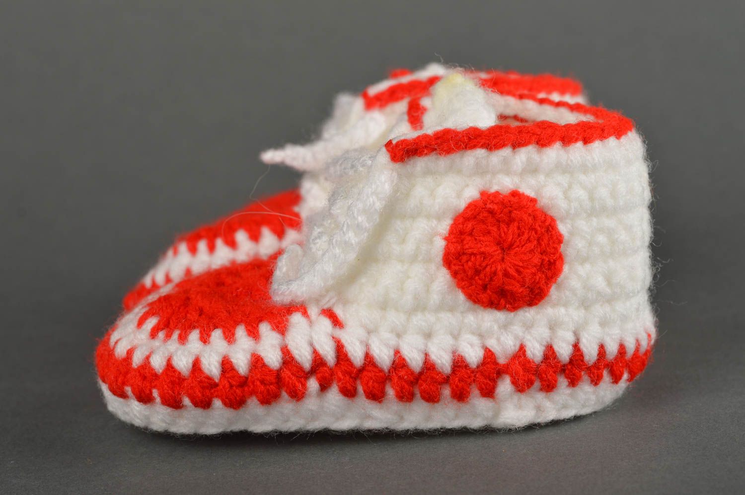 Chaussons de bébé au crochet faits main blanc-rouge Chaussures pour bébé photo 2