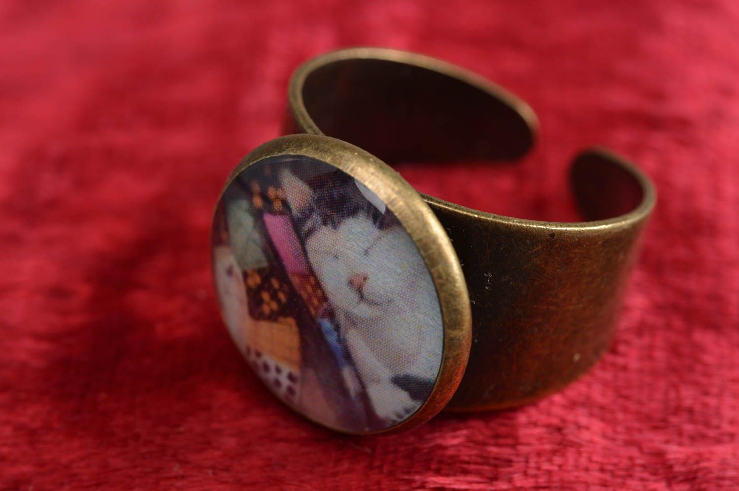 Handmade decoupage ring coated with epoxy in vintage style Sleepy Cat photo 1