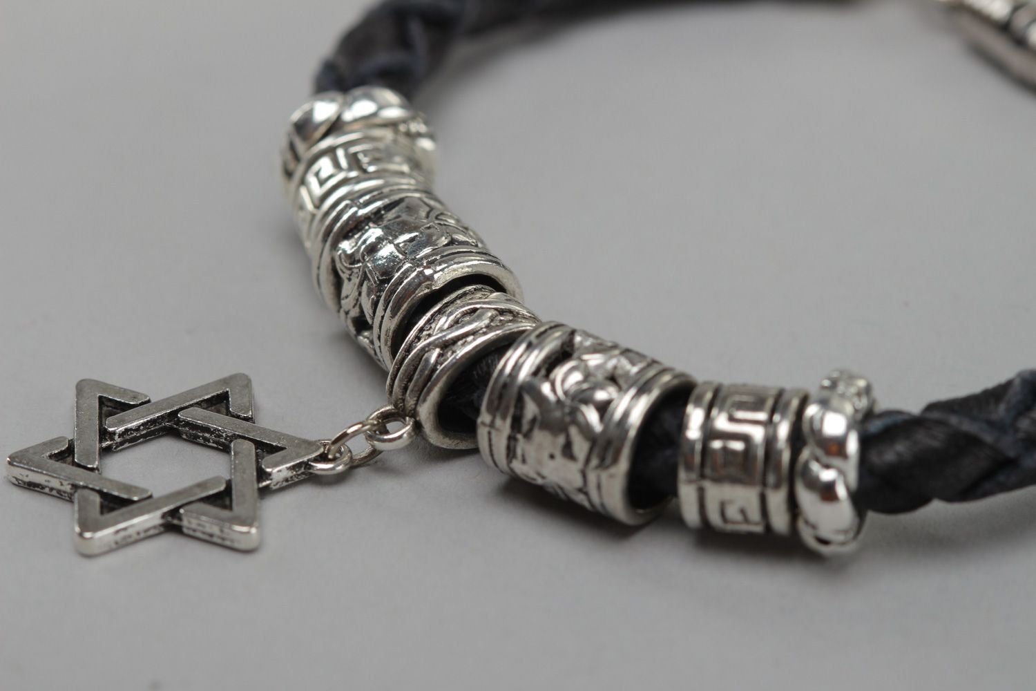 Bracelet fait main de vrai cuir et élément métallique décoratif Étoile de David photo 3