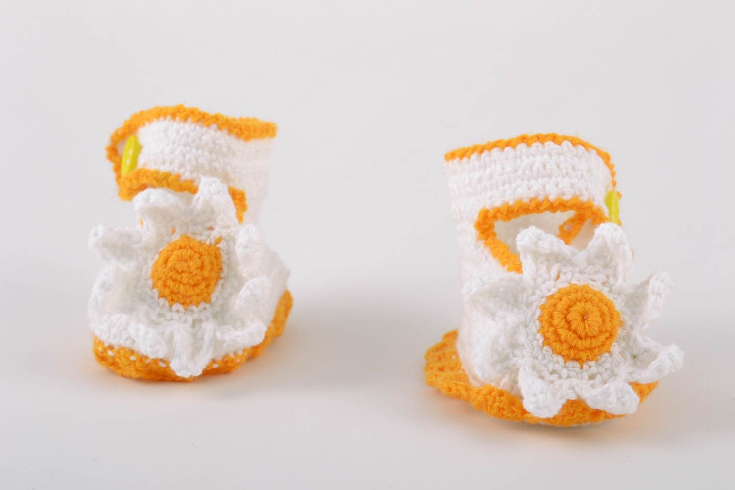 Handmade baby shoes crocheted of white and yellow cotton threads with chamomiles photo 5