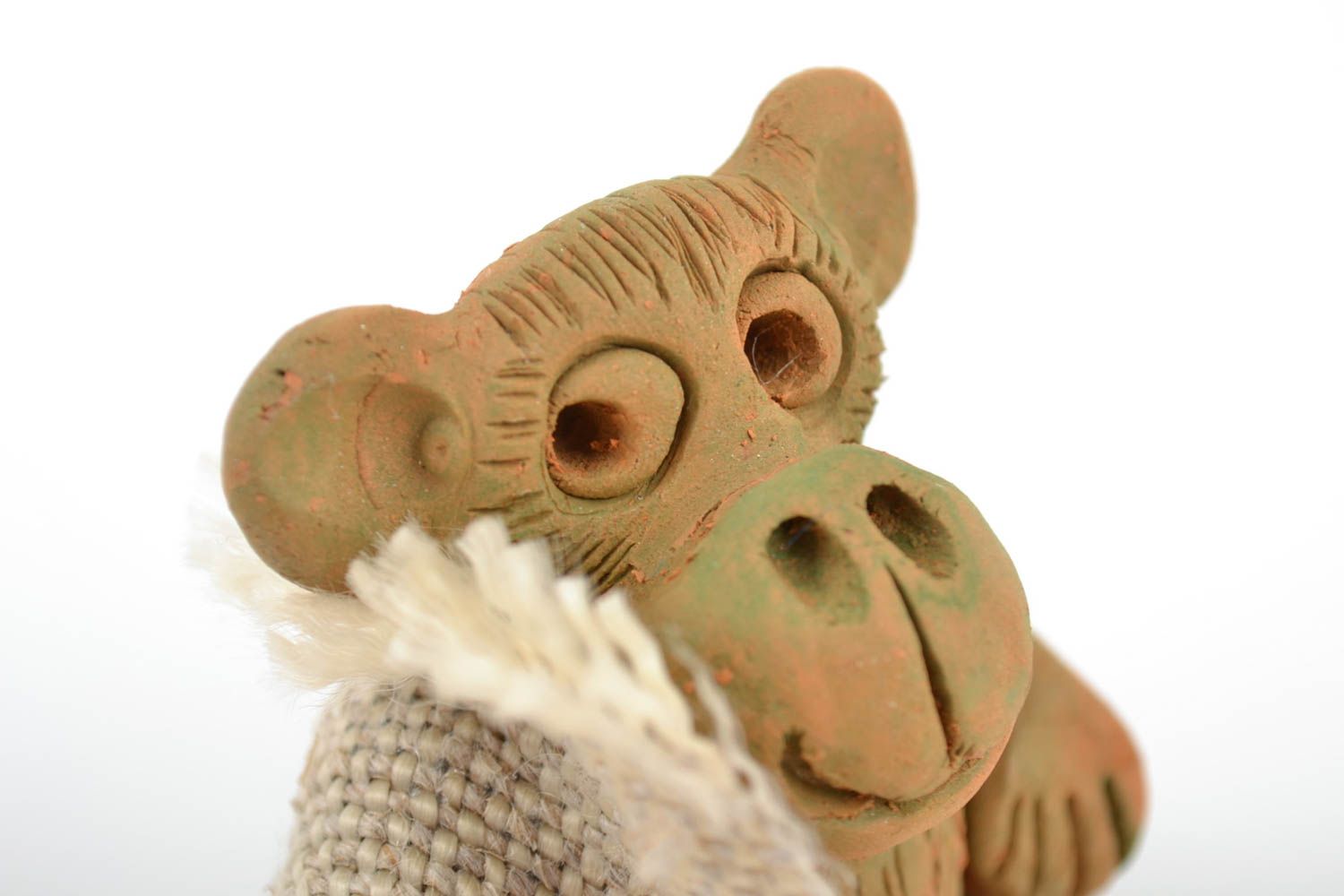 Figura de arcilla artesanal mona en chal pequeña marrón divertida foto 3