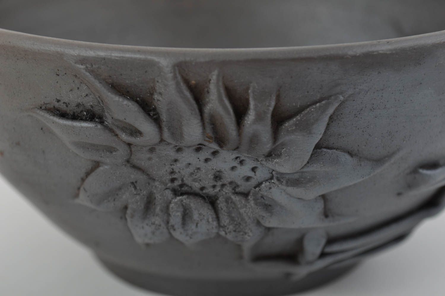 Escudilla de cerámica negra ahumada artesanal estilosa bonita de 500 ml de autor foto 3