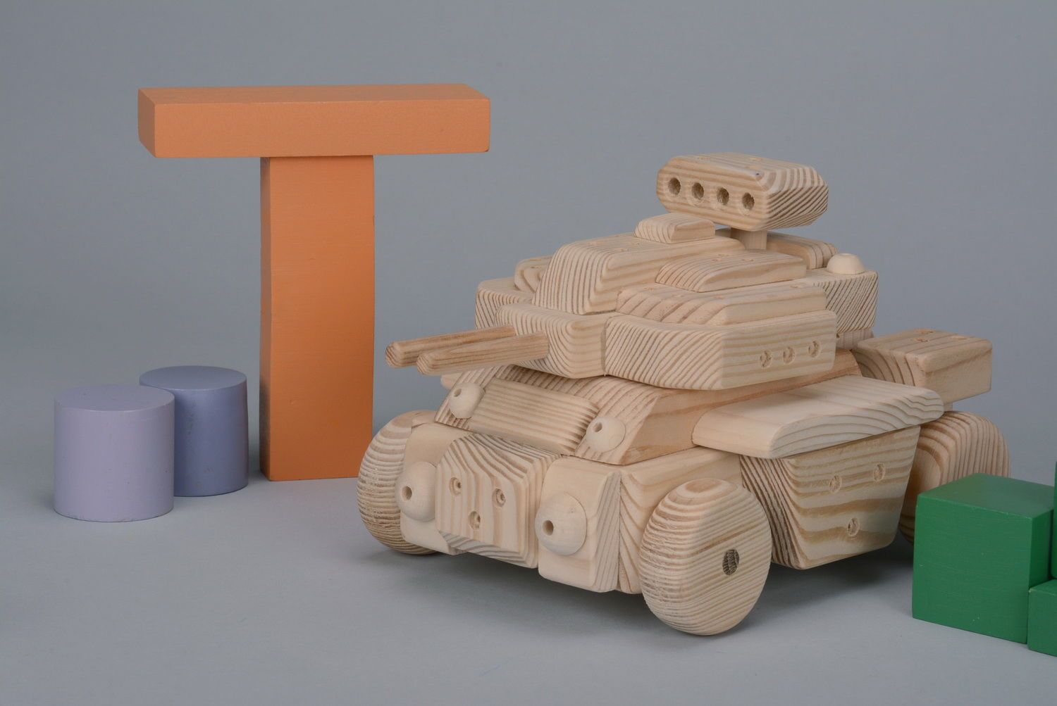 Spielzeug Panzer aus Holz foto 2