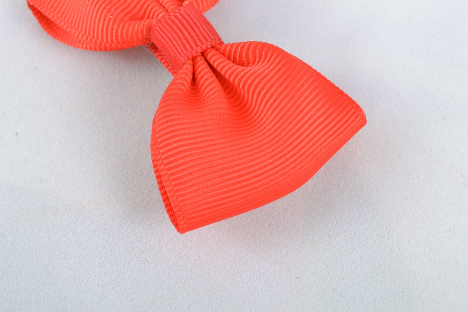 Künstlerische rote Haarspange aus Band mit Schleife für Mädchen Handarbeit foto 3