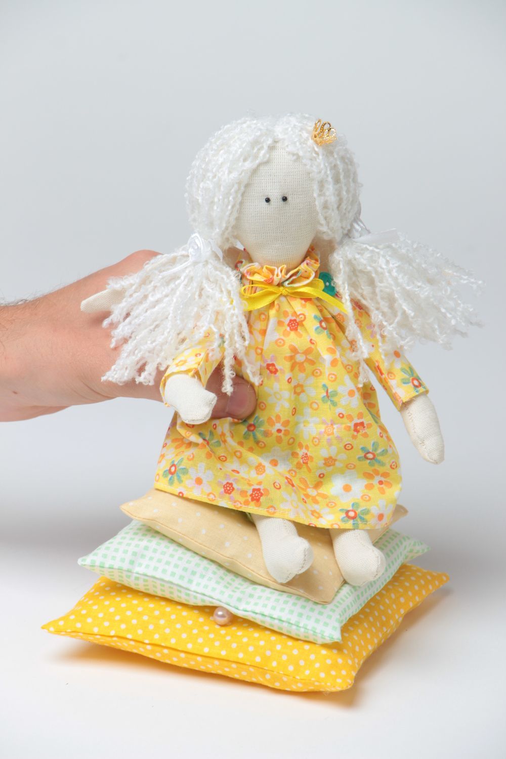 Muñeca de tela artesanal vestida de amarillo La princesa y el guisante foto 5