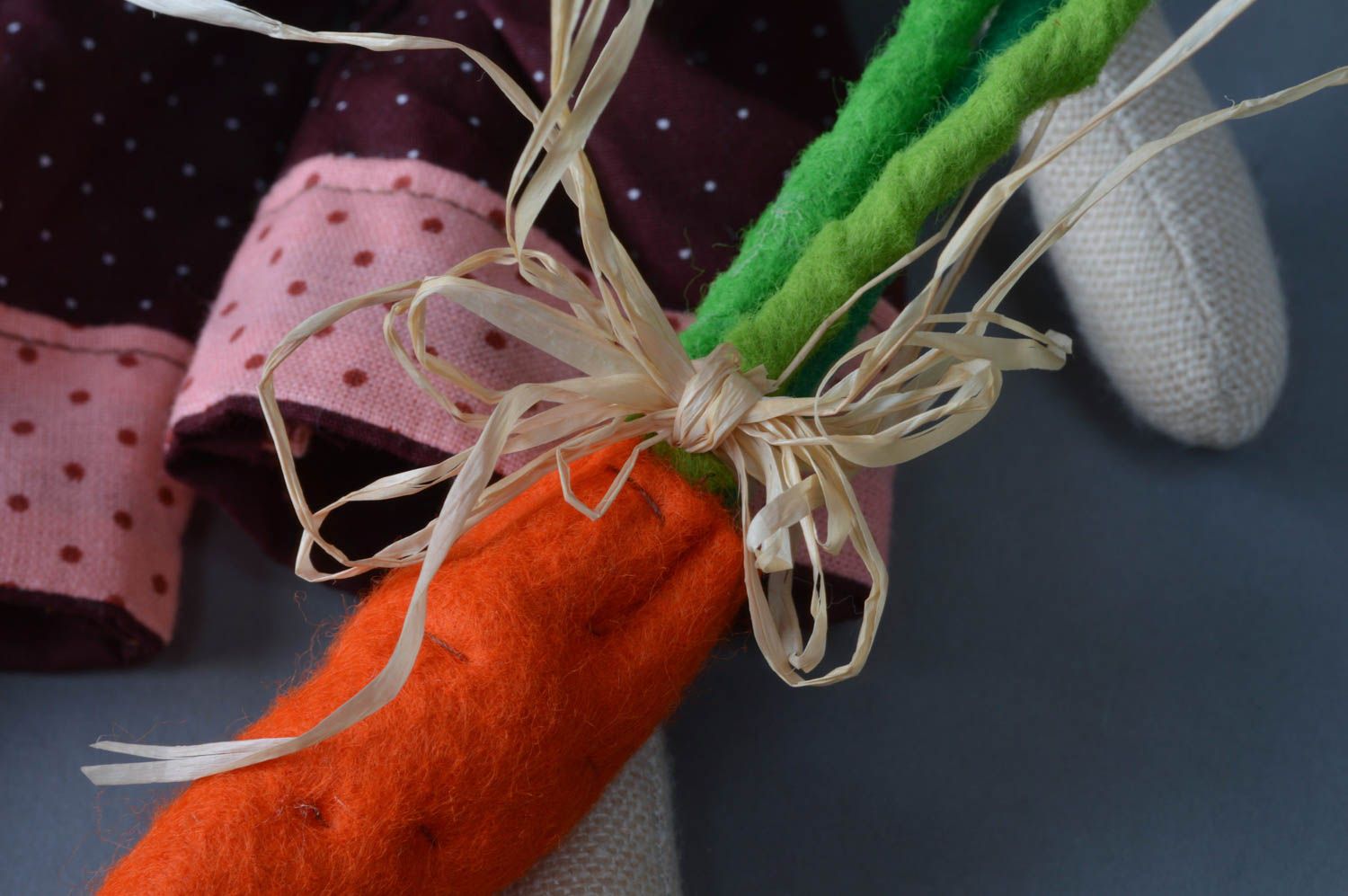 Текстильная игрушка для интерьера ручной работы в виде кролика с морковкой декор фото 2